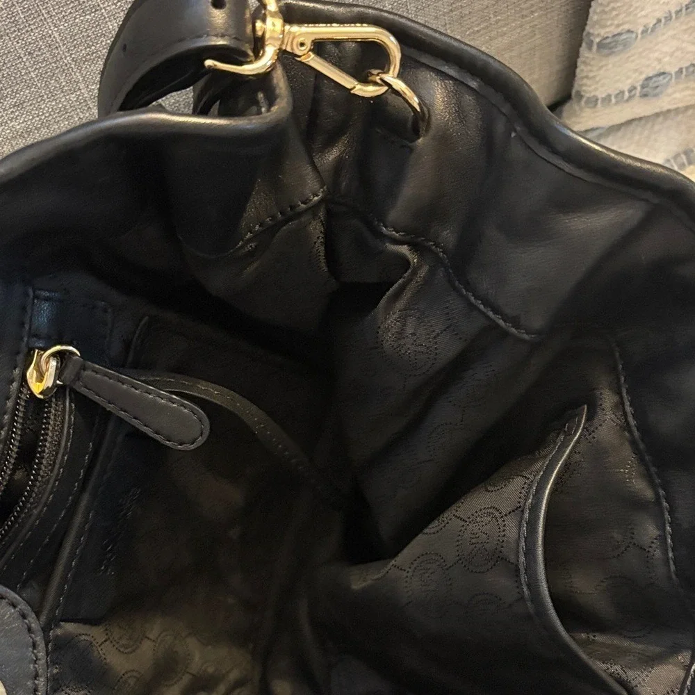 Michael Kors Hudson Black leather tote with Gold Accents-excellent condition! - Picture 8 of 12